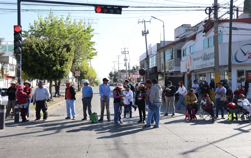 Ejidatarios de San Baltazar Campeche bloquean bulevar Valsequillo y avenida Las Torres; exigen el pago de tierras expropiadas