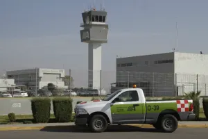 Avión realiza aterrizaje forzoso en el aeropuerto de Huejotzingo