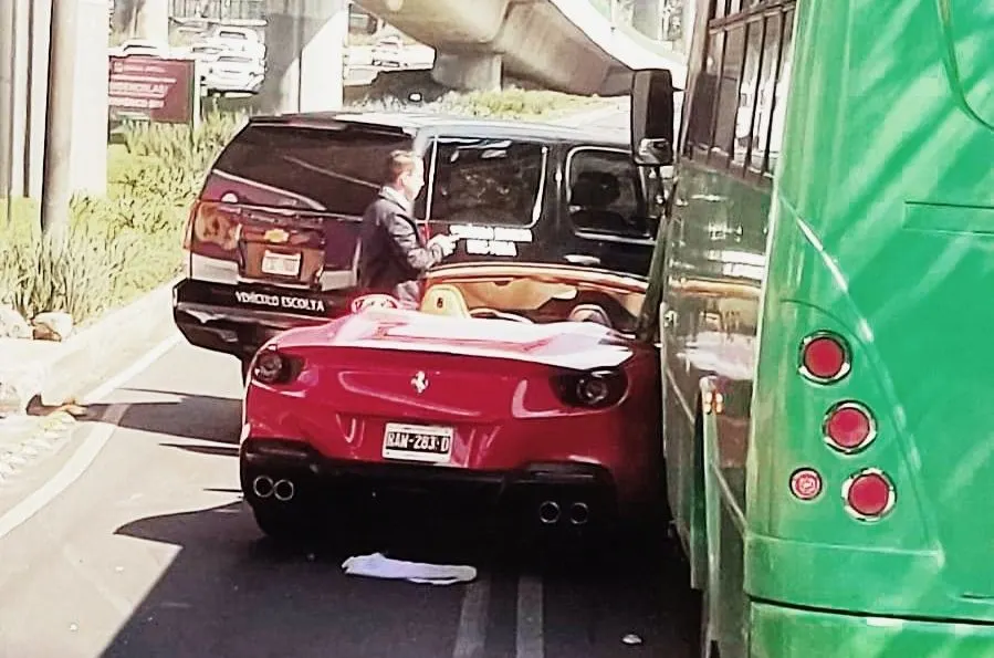 ¿Qué le pegaste a un que? Auto de lujo choca contra unidad de transporte pública al sur de la CDMX