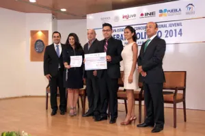 Premian a los ganadores de Debate Político Juvenil