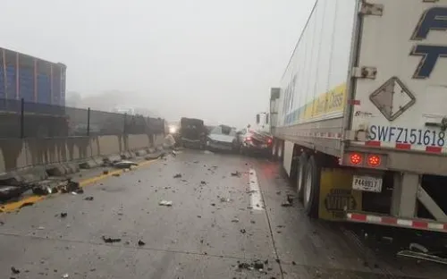Chocan al menos 20 vehículos en autopista Monterrey-Saltillo