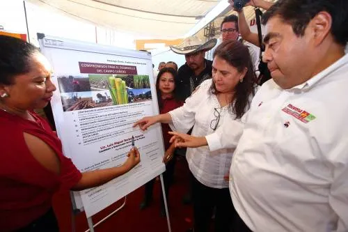 En Atencingo, Barbosa firma compromiso para el desarrollo del campo cañero