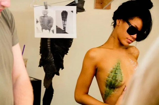 A Rihanna le sale piel de cocodrilo