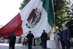 Políticos desprecian izamiento de bandera a media asta por el 2 de octubre