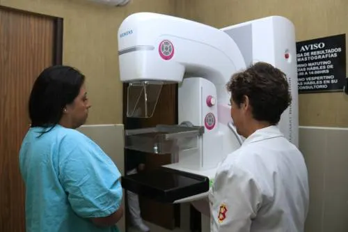 Mujeres que consumen alcohol corren más riesgo de enfrentar cáncer que las que fuman