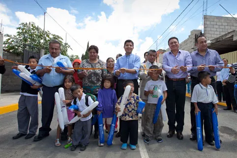 Eduardo Rivera entrega obras de pavimentación de calles por más de 6 mdp
