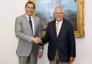 Moreno Valle se reúne con el consejero del INE, Javier Santiago