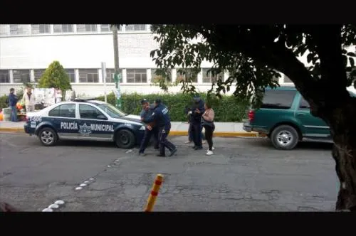 Captan riña entre tránsito municipal de Puebla y un automovilista particular por multa