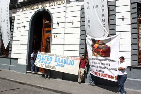 Habitantes de Acatzingo se manifiestan en el Congreso