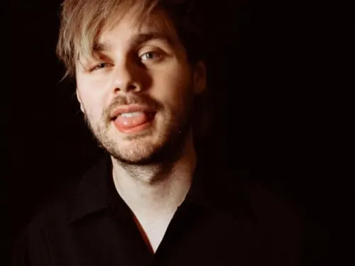 Retiran las acusaciones de agresión sexual contra Michael Clifford