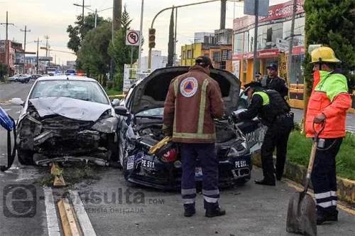 Patrulla estatal se pasa alto y choca contra particular; hay dos heridos