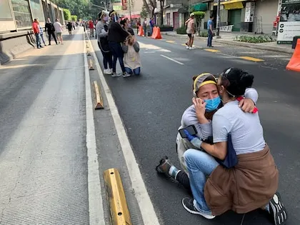 Dos amigas se abrazan en Ciudad de México tras el sismo en Oaxaca. El recuerdo de los tres sismos de 2017, en los que murieron 471 personas, permanece en la memoria de los mexicanos (REUTERS/Tomas Bravo)