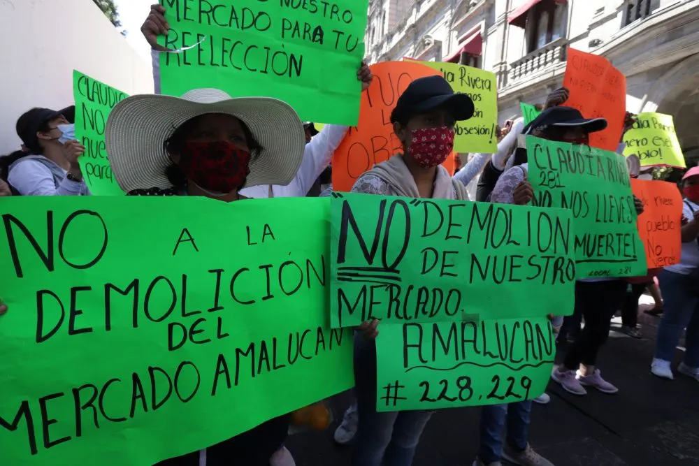 Realizan marcha contra obras de Mercado Amalucan; piden modernización sin demolición
