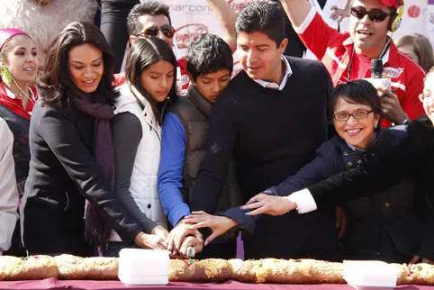 Más de 4 mil poblanos degustan de la Rosca más grande de Puebla en la Aldea Mágica