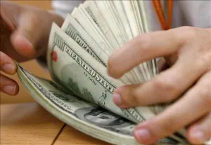 Bancos venden el dólar hasta en 18.25 pesos