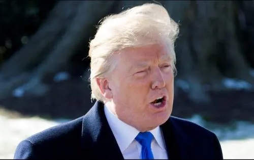 Trump se elogia a sí mismo y se califica como un ”genio”
