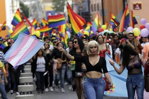 Marcha por el Orgullo Gay pugna por derechos de personas transgénero