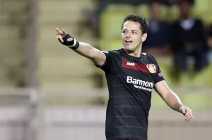 Chicharito Hernández celebra cien goles en Europa