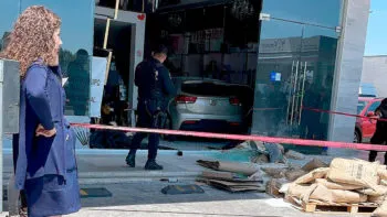 Aparentemente ebrio, conductor termina con todo y camioneta dentro de un negocio en Lomas de Angelópolis