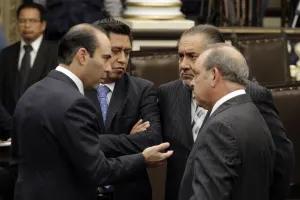 Cinco de 9 diputados candidatos presentan licencias en Congreso