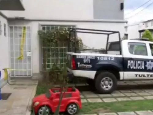 Hallan cuerpos de una familia enterrados en su casa en Tultepec