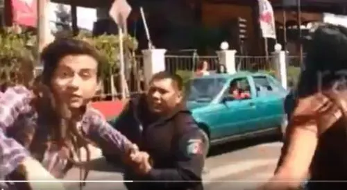 Policías golpean a estudiante de la Buap por grabar accidente
