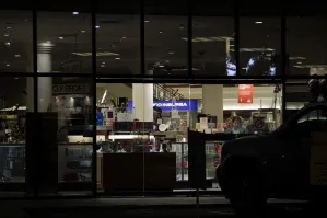A punta de armas roban Sanborns del 5 de Mayo