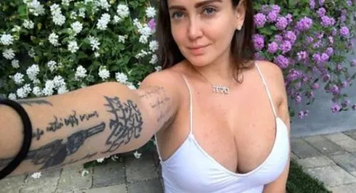 Celia Lora se muestra totalmente