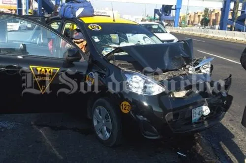 Taxista choca en el periférico hay cuatro lesionados