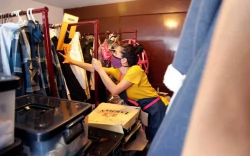 La función continúa…Trabajadores de teatro buscan empleo apoyando al sector salud