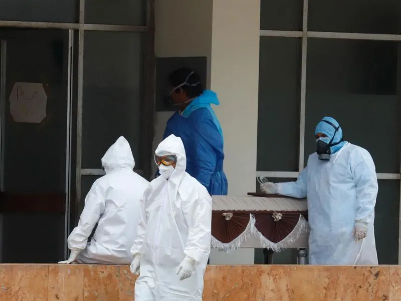 Mueren dos adultos mayores por covid en NL