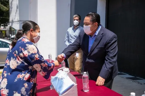 Inicia SMT con la entrega gel antibacterial y cubrebocas a transportistas
