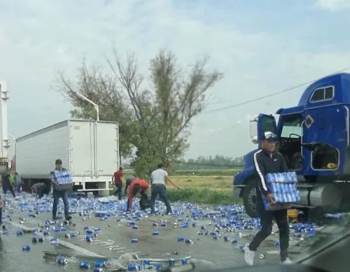 Hacen rapiña de cerveza tras volcar tráiler en la México-Querétaro