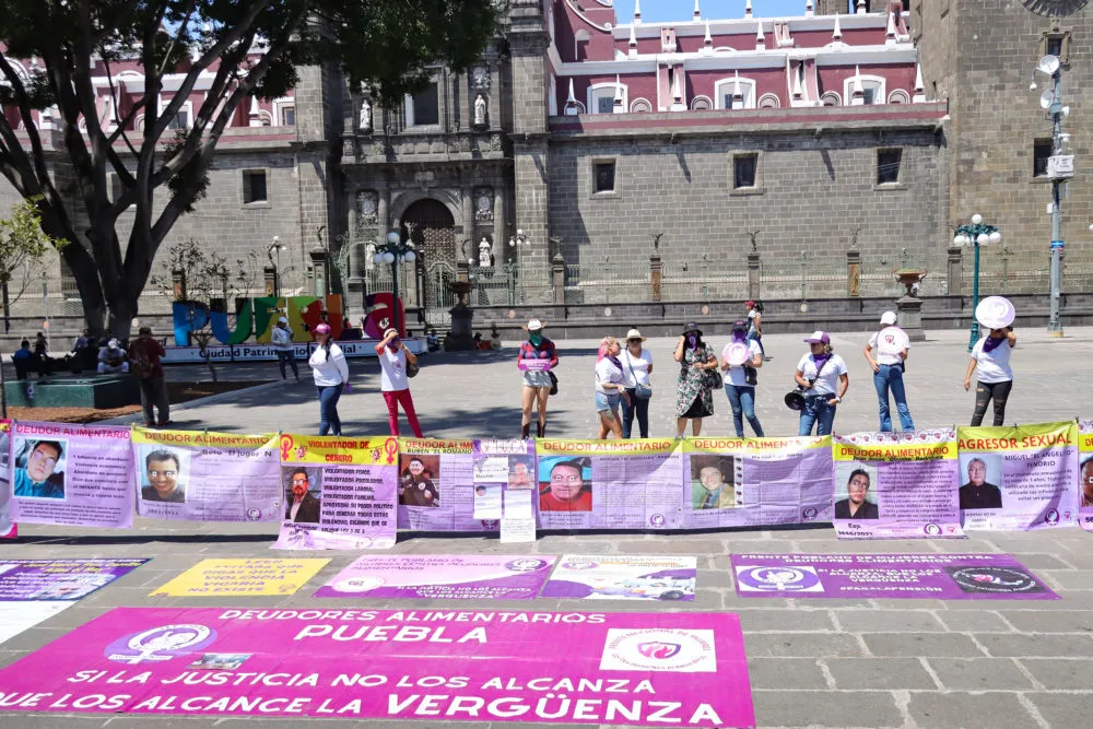 En el Día del Padre exhiben a deudores alimentarios en el Zócalo de Puebla