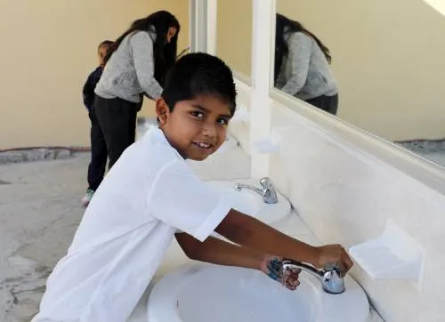 Más escuelas de la ciudad mejoran con la rehabilitación de sanitarios