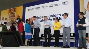 Gobierno entrega Créditos a la Palabra de la Mujer