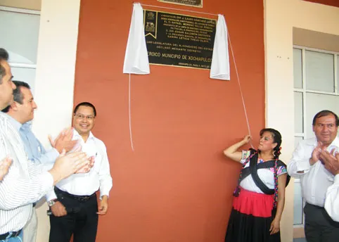 Devela Lauro Sánchez, placa conmemorativa a Xochiapulco