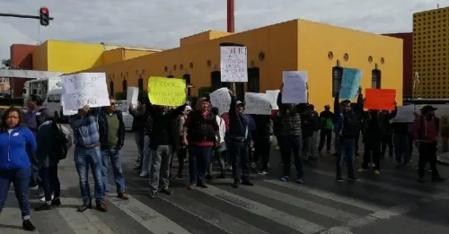 Extrabajadores del Seguro Popular se manifiestan, exigen recontratación o liquidación