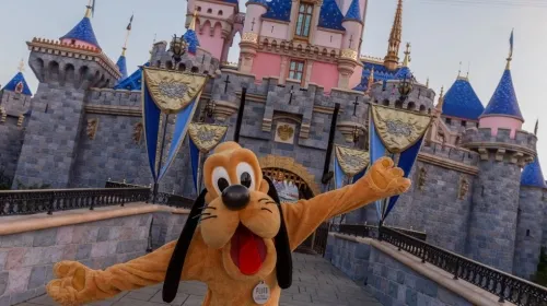 Despedirán a 28 mil empleados de parques de Disney por crisis de COVID-19