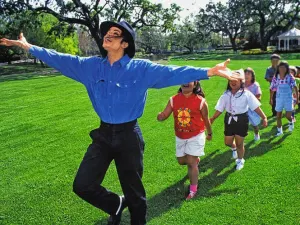 Michael Jackson sí coleccionaba pornografía infantil, revela policía