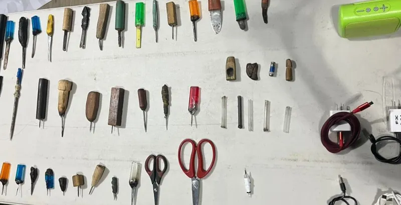 Aseguran objetos punzocortantes y cargadores en penal de Huauchinango tras operativo