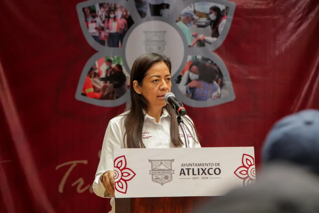 DIGNIFICA-ARIADNA-AYALA A-CUERPO-DE-BOMBEROS