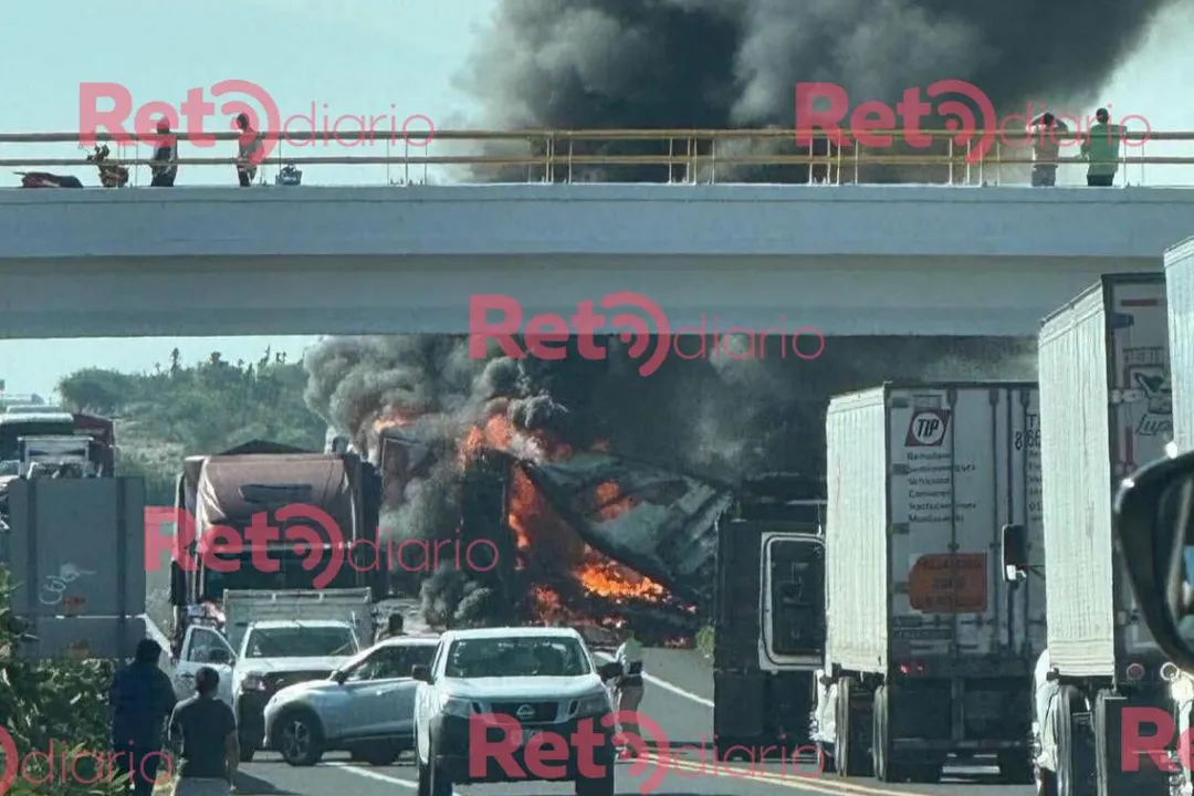 Hallan cuerpo calcinado tras incendio de tráiler en la Cuacnopalan-Oaxaca; el chofer sobrevivió