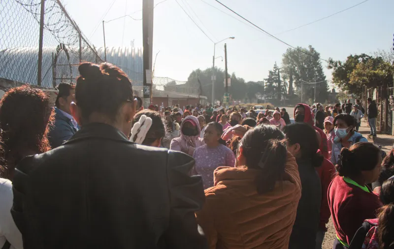 Padres de familia protestan en primaria "Revolución Mexicana" por presunto acoso contra alumnas