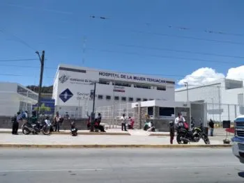 Usuarios acusan que Hospital de la Mujer en Tehuacán parecía un “basurero” este fin de semana