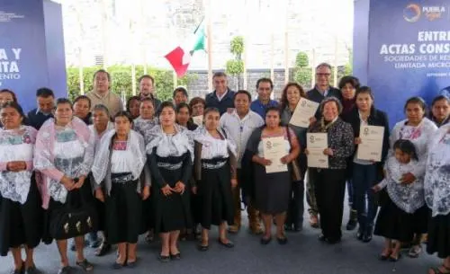 Tony Gali entrega herramientas y actas constitutivas a emprendedores