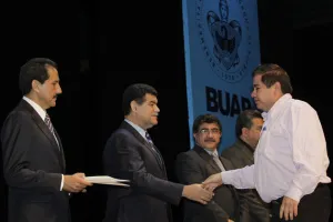 Alfonso Esparza entrega definitividades a personal BUAP