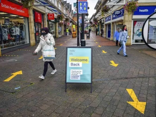 Inglaterra prohíbe reuniones de más de seis personas por covid