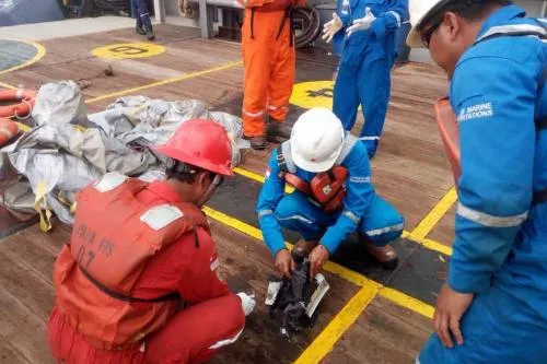Publican fotos de los restos del avión accidentado en Indonesia