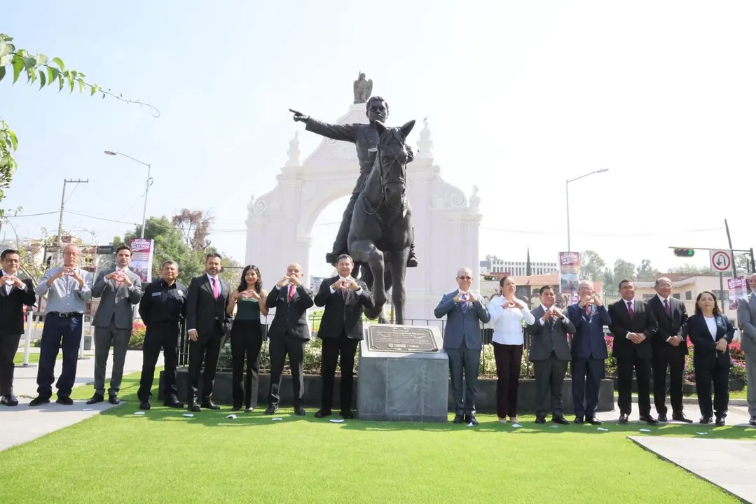 Inauguran rehabilitación del Arco de Loreto y escultura de Ignacio Zaragoza en Puebla